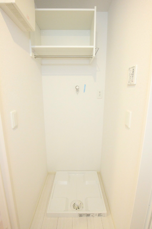 アムールオーブ 室内洗濯機置場ございます。上部には棚が備え付け。