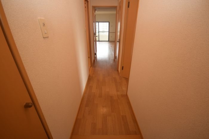 サンプレイズ春日 玄関