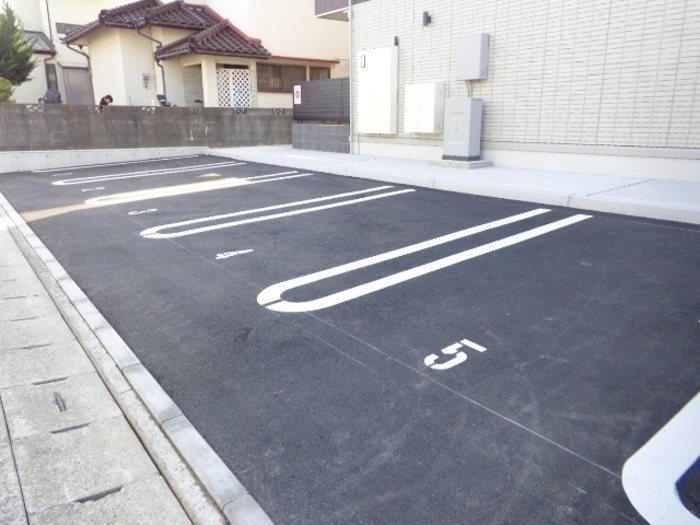 プレシ・ボヌール弥永 敷地内駐車場　※参考写真
