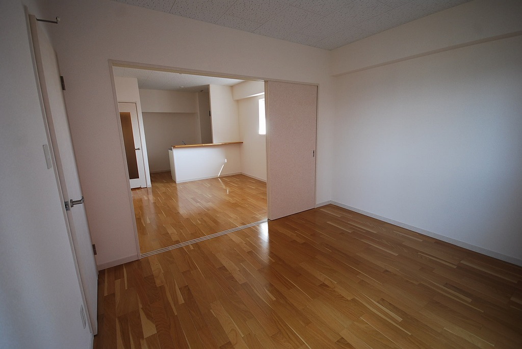 ベルパークⅡ 洋室からリビング　同物件別部屋参考写真
