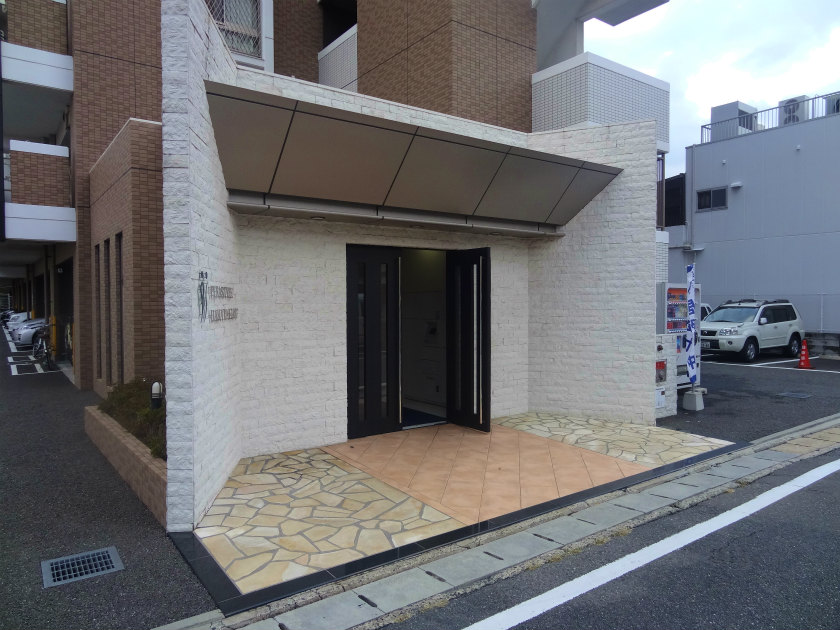 プレスタイル博多EAST エントランス前です。