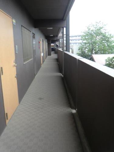 プレスタイル博多EAST 共用廊下です※別号室の参考写真になります。