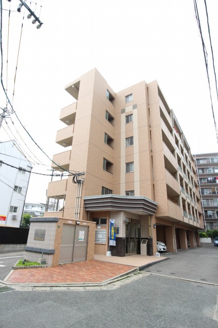 外観。お部屋探しはトーマスリビングへ。