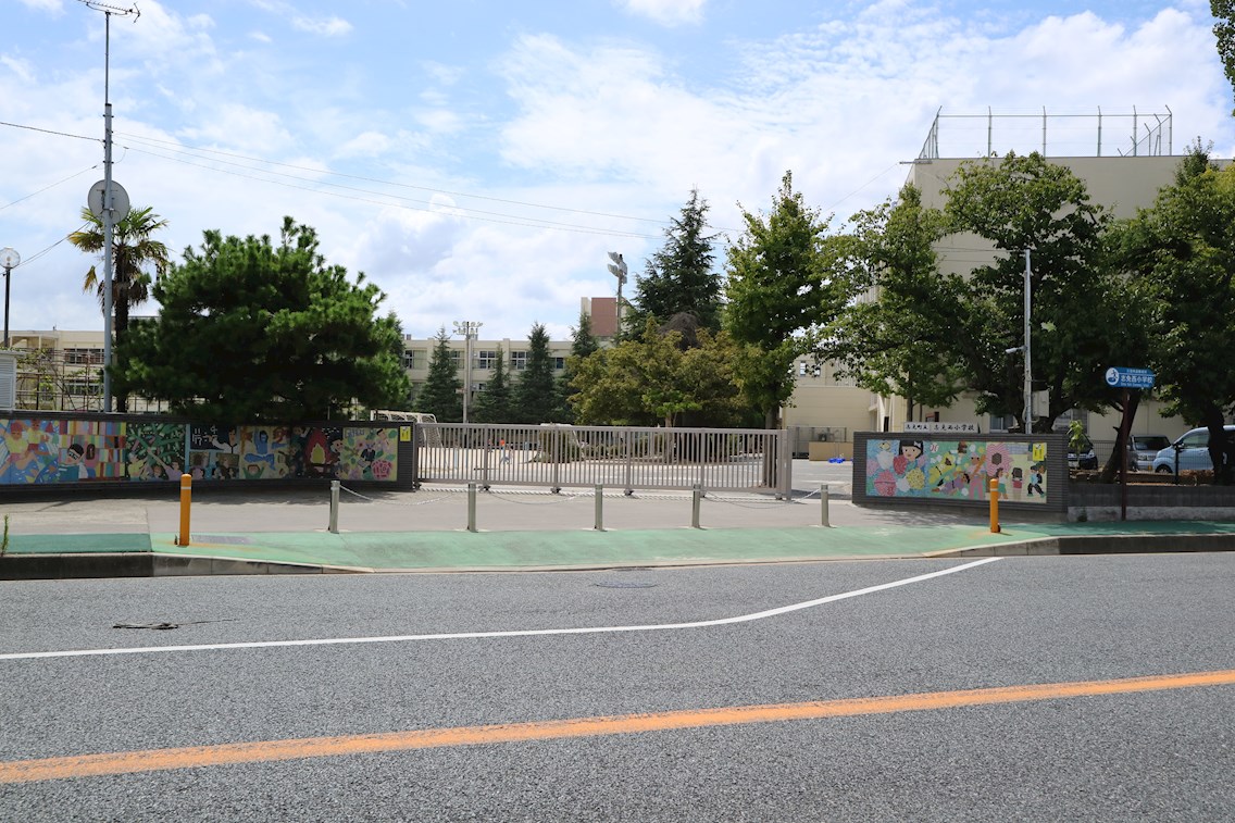 ニューガイア空港通り 志免町立志免西小学校