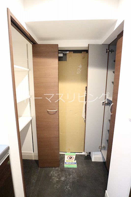 CINQ IWASE BLD 玄関