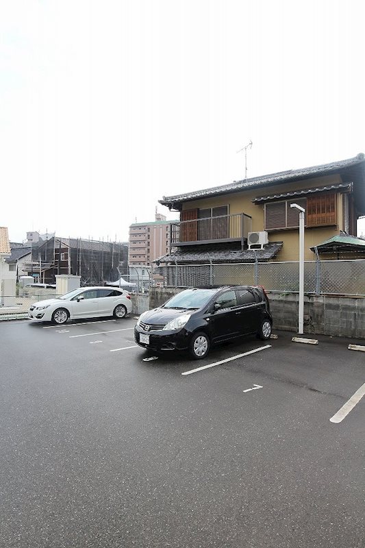 ブルーディーヴァA棟 駐車場
