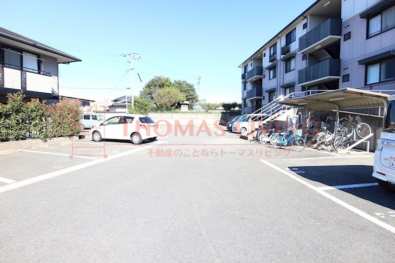 ボヌール新宮 敷地内に2棟の建物があります。