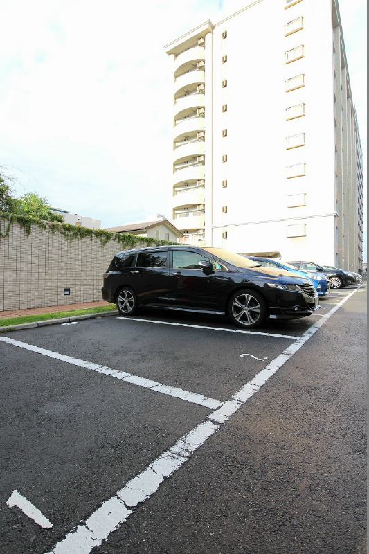 ヴィラクレスト吉塚（旧サムティ吉塚南) 駐車場
