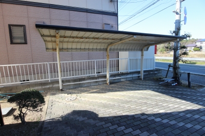 セジュールS214 屋根付き駐輪場。