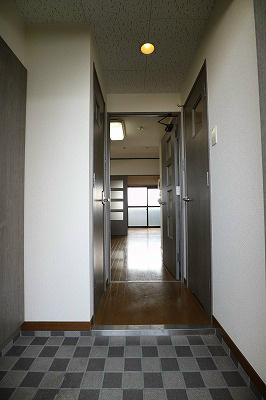 ロイヤル天神東 玄関です※別号室の参考写真になります。