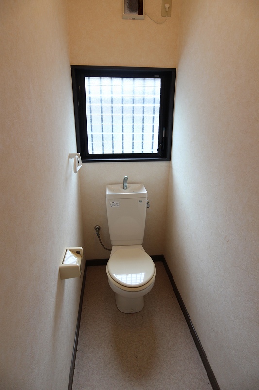 コーポＳＥＮⅤ トイレに窓があり、換気にもいいですよ。