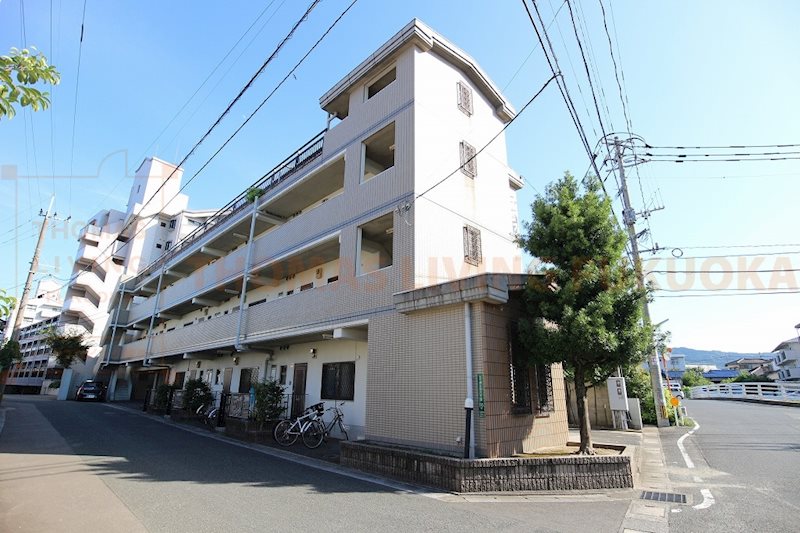タイル張りのきれいな外観です