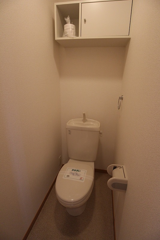ブリッジハウスⅡ トイレにも収納スペース有り。