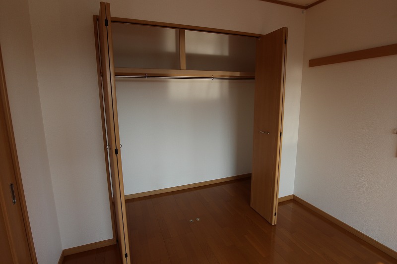 ブリッジハウスⅡ 右側にはハンガー掛けが御座います。