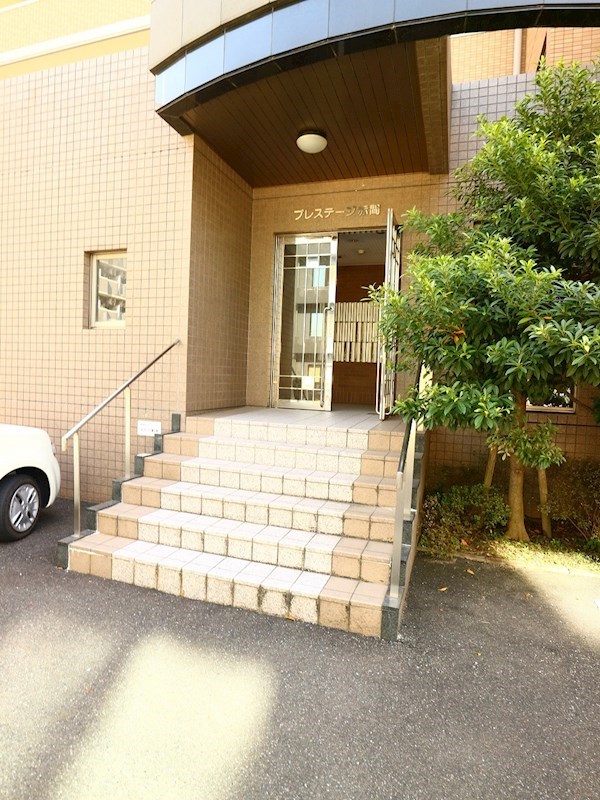 プレステージ赤間 オートロック付マンション。