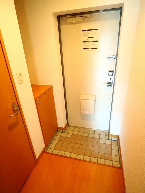プレステージ赤間 オートロック付マンション。