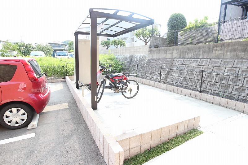 レオネクストルーチェ 屋根付き駐輪場