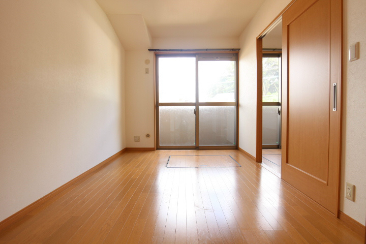 ルネス都府楼 洋室　陽当たりが良く明るいお部屋です。※別号室参考写真