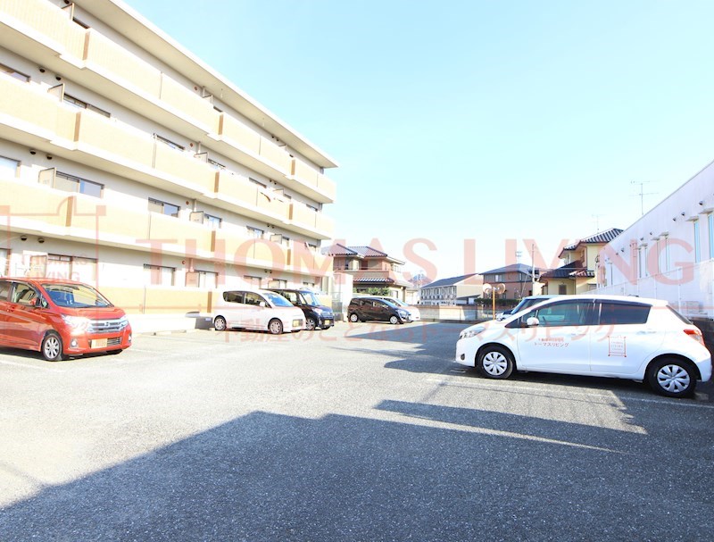 メゾンドエスポワール須川 敷地内に駐車場がございます。