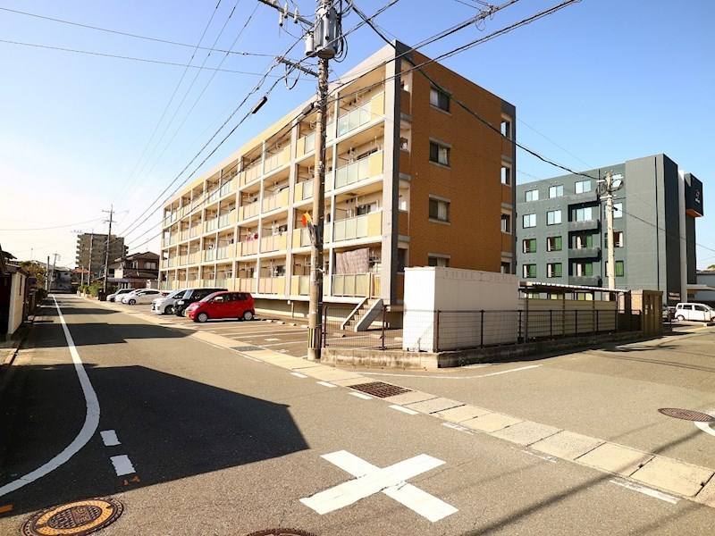 プレステージ赤間 オートロック付マンション。