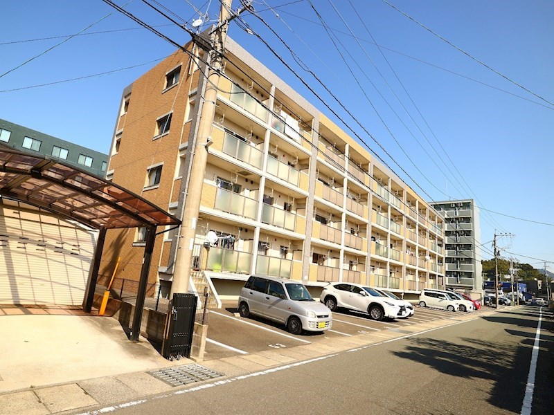 プレステージ赤間 オートロック付マンション。