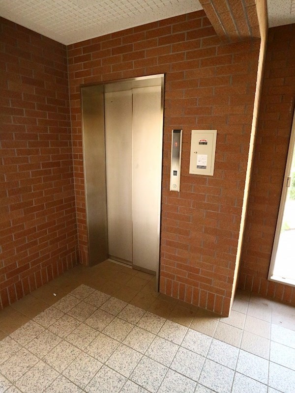 プレステージ赤間 オートロック付マンション。