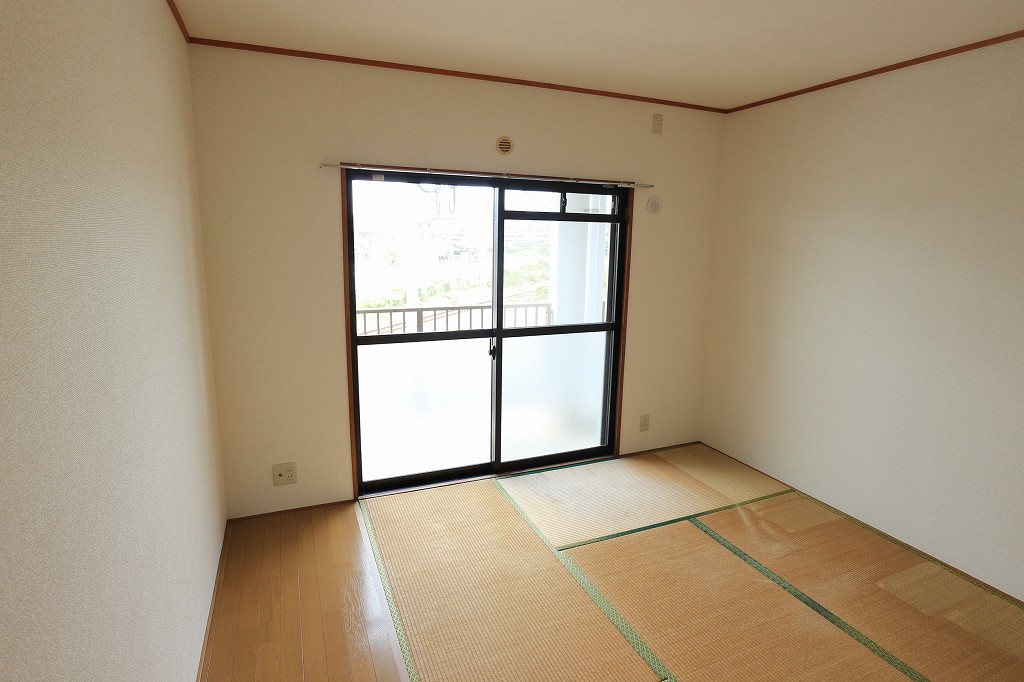 アマランスキノ  バルコニーに面した明るい和室。