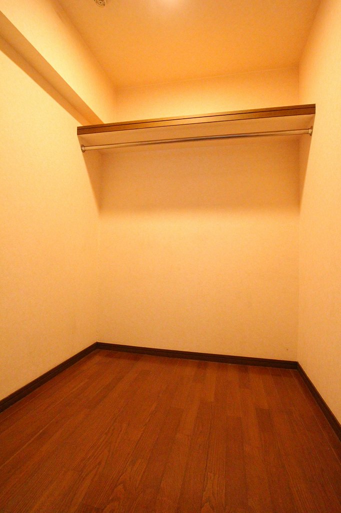 プレジデント陶山 荷物の多い方も安心のウォークインクローゼット・別号室参考写真