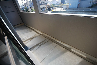 プレジデント陶山 奥行きのあるバルコニーでお洗濯物も干しやすい・別号室参考写真