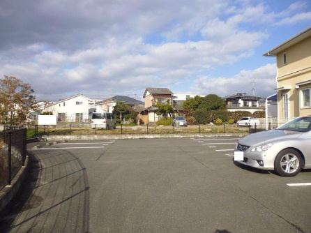 ジュネス鳥栖  敷地内駐車場も広いのでお車がとめやすい