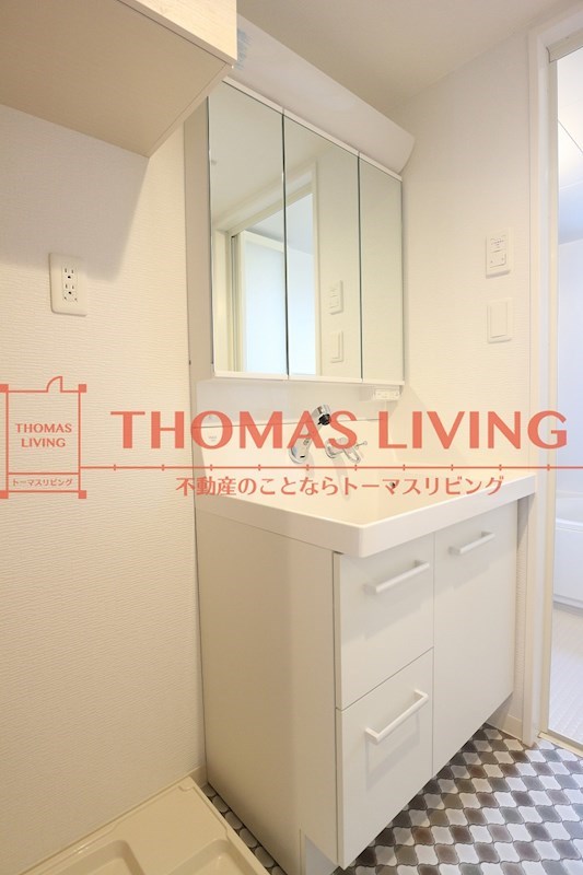 エタニティ参番館  鏡の裏側が収納です。すっきりして見えます。
