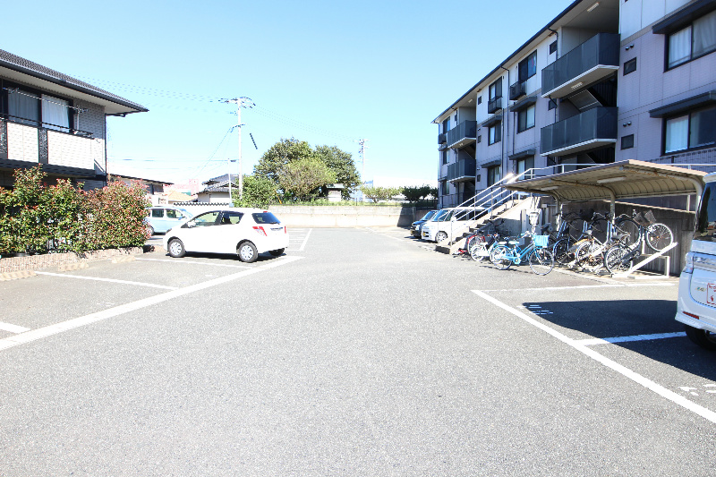 ボヌール新宮 B棟 広々とした駐車場を完備。