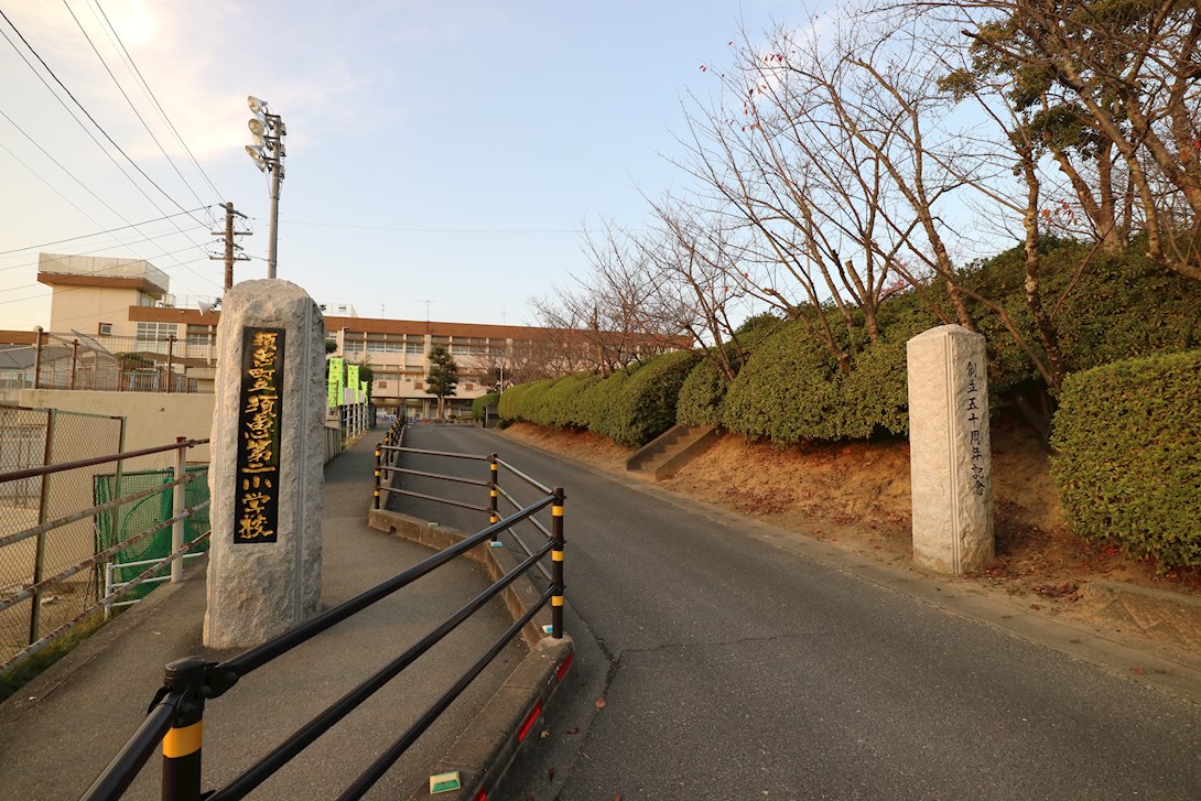 イストワールファミリアA棟 須恵町立須恵第二小学校
