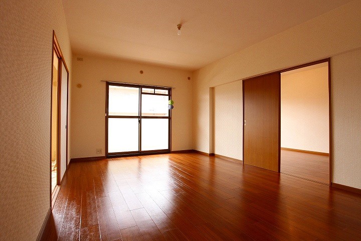 RESIAS　CHIKUSHINO　BLDG. リビング　14.8帖のLDK※別号室参照写真