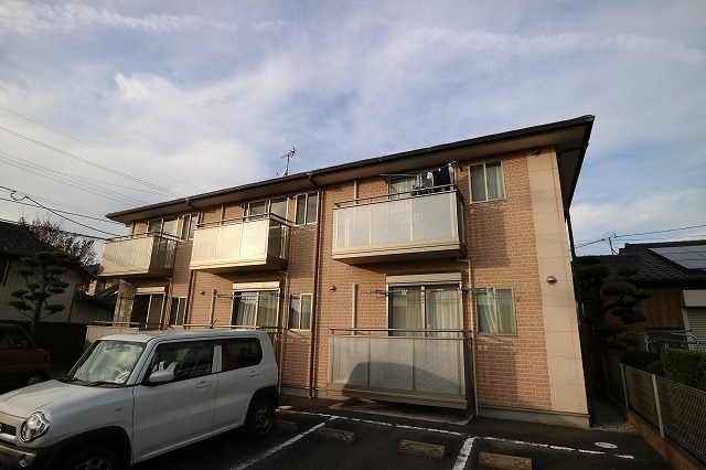 外観 徒歩3分にファミリーマート