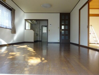 五条5丁目戸建 １２帖のリビングは陽当たり抜群