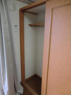 レオパレス空港南Ⅱ お洋服もかけて収納できます。
