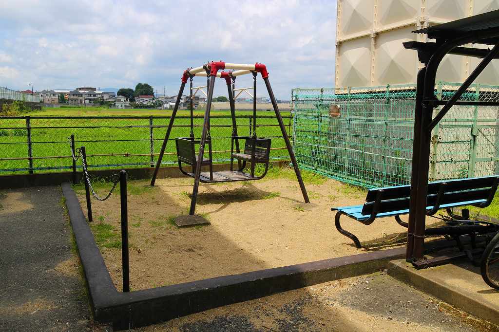 ビレッジ都府楼 敷地内にブランコがあります。