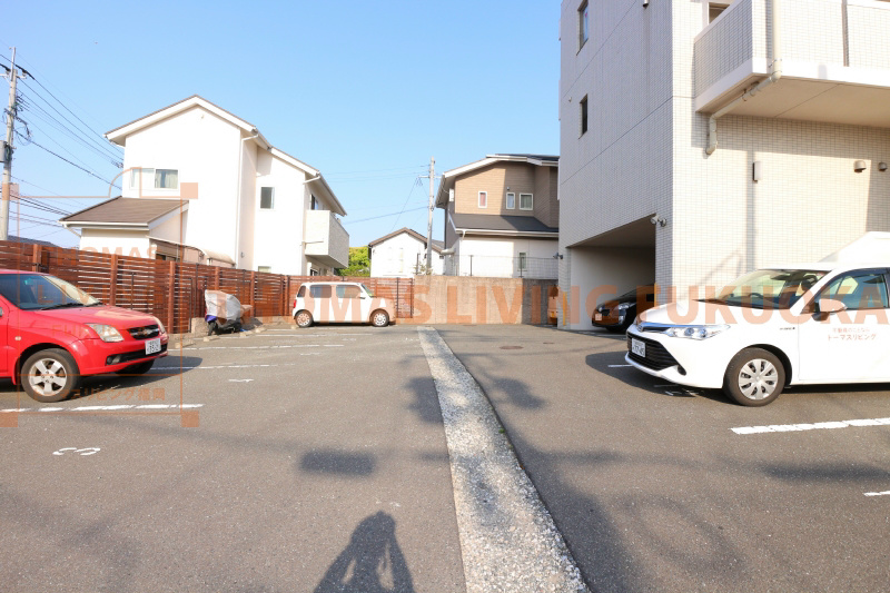 ジュネスコートかなた 駐車場