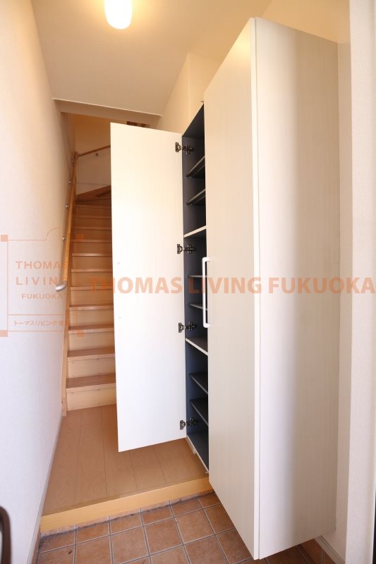 Ｎアヴェニール A棟  玄関を開けるとお部屋に上がる階段になります。