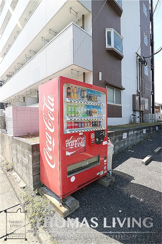 エステート有井 敷地内になんと自販機が御座います♪