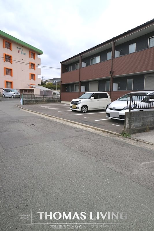 Onesta（オネスタ） 駐車場があります。前面道路