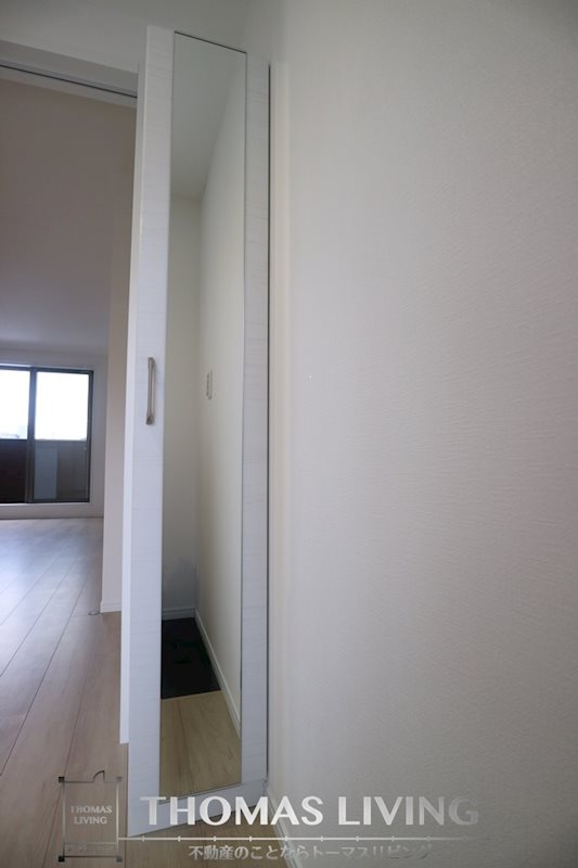 Onesta（オネスタ） 玄関に鏡があるので、お出かけ前に姿を確認できるのは嬉しいですね！