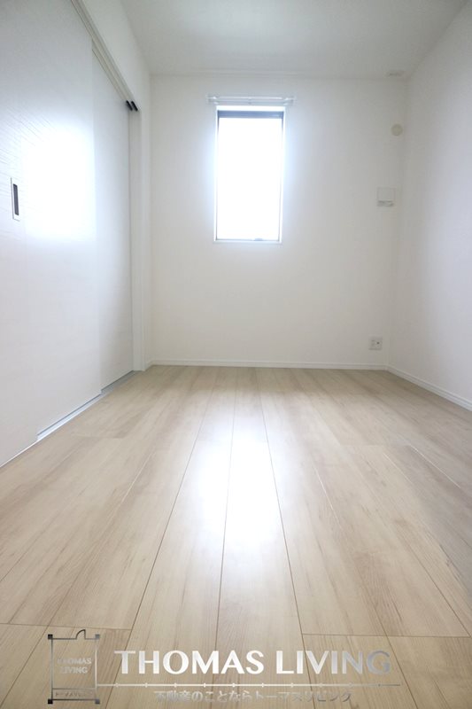 Onesta（オネスタ） 窓から採光が入り、明るいお部屋です。