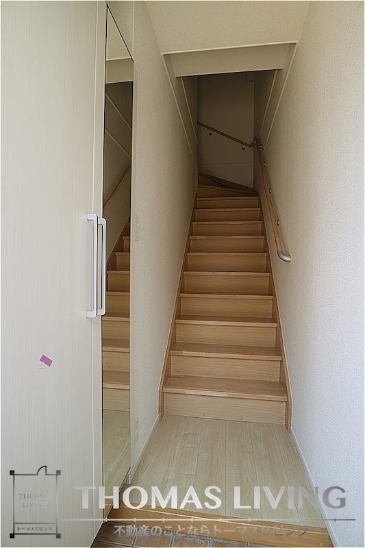 サンフォレスト 内階段でお部屋に上がっていただくタイプです。