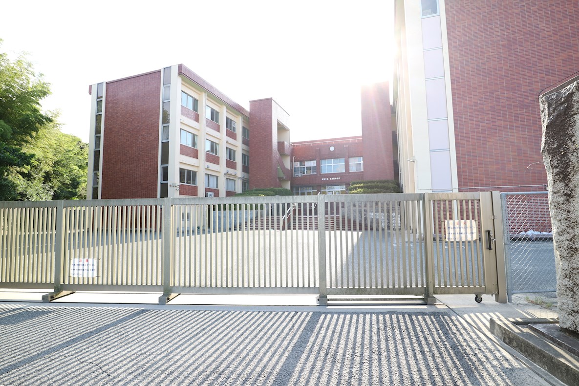 アイリス 飯塚市立穂波西中学校