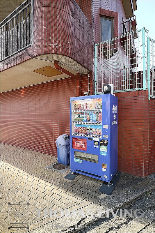 ヴィレッジ飯塚 敷地内に自動販売機が御座います。