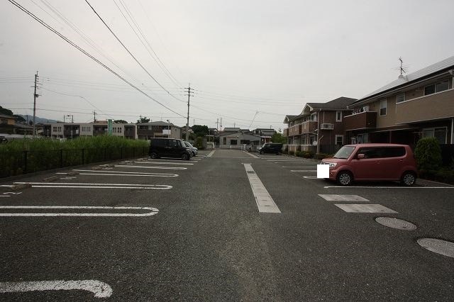 グラシュプレーヌⅦ C 敷地内には、平置舗装駐車場もあります。