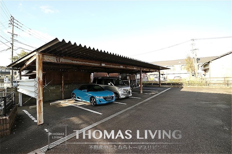 アーベイン川津 敷地内駐車場。嬉しい屋根付きです。