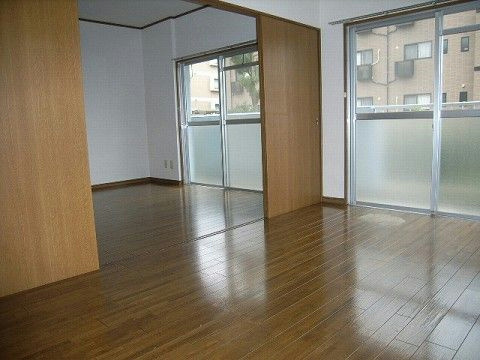 イーストガーデンⅡ 落ち着いた木目調のフローリング。